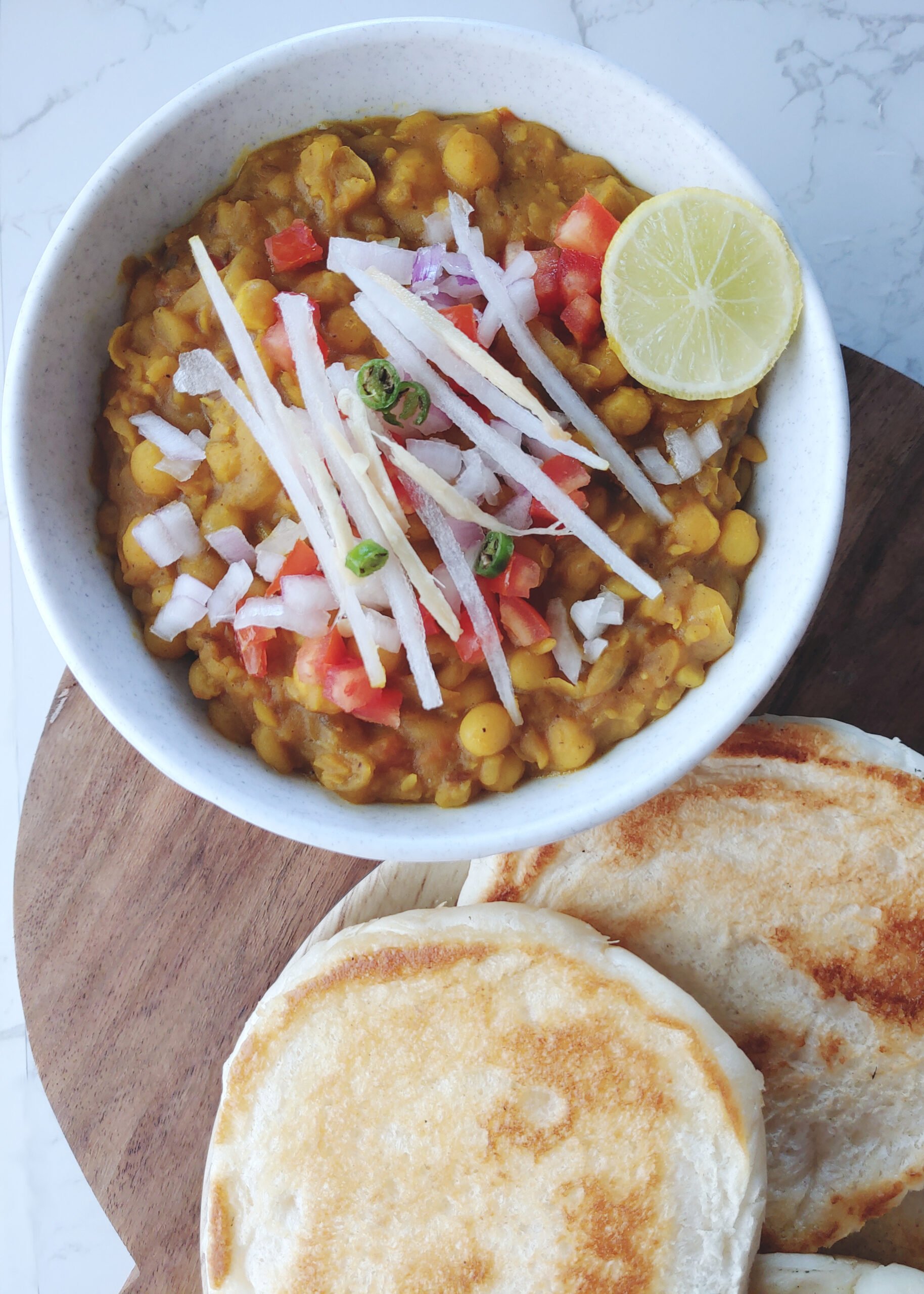 white peas curry serve with soft kulchas