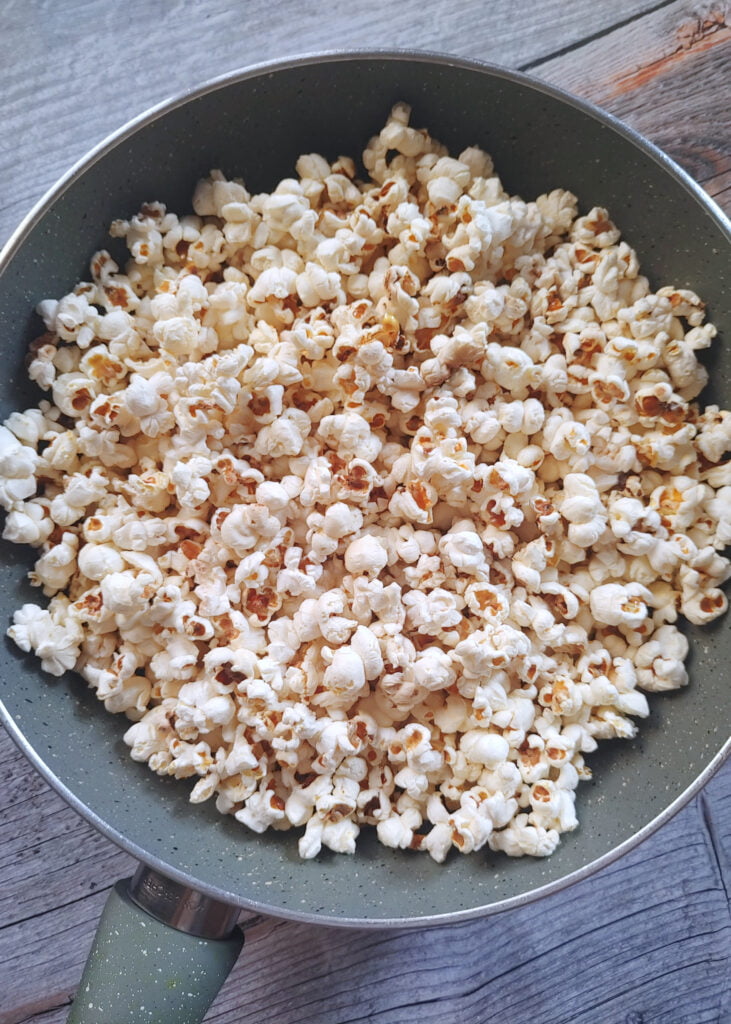 popcorns in a pan