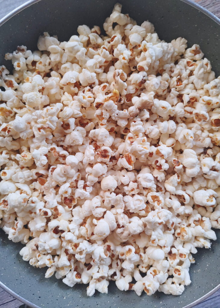 popcorns in a pan zoomed in photo