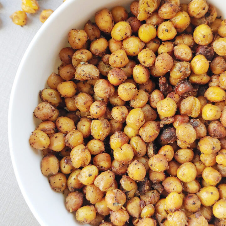 featured image of crunchy masala roasted chickpeas served in a bowl